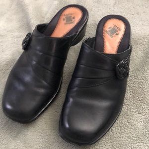 Earth Origins black clogs with low heel